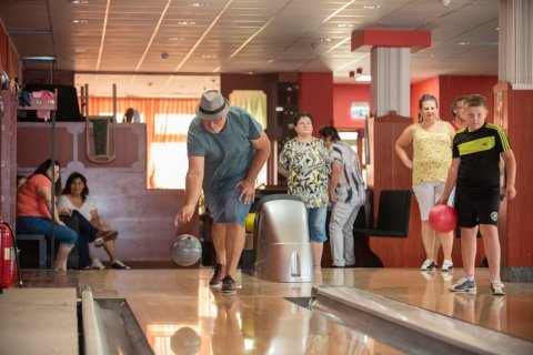 Látássérültek bowlingoztak Szolnokon  